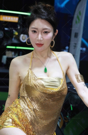 黄金战袍大长腿车模