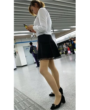 白衬衫，丝袜姑娘