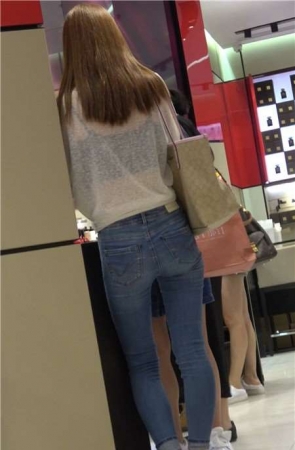 4K邻家女孩般亲切的街拍紧身蓝牛美女 [1.10 GB]