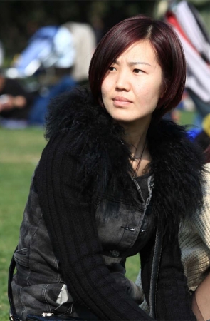 No114 若不是早春的明媚阳光，哪里去看这种清秀MM的纤长丝足