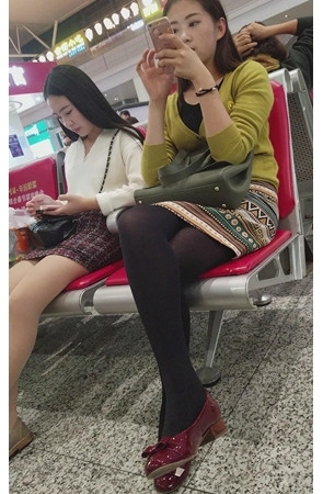 花纹包臀裙黑丝长腿极品女神[500M/MP4]