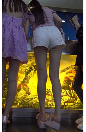 白色热裤小姐姐