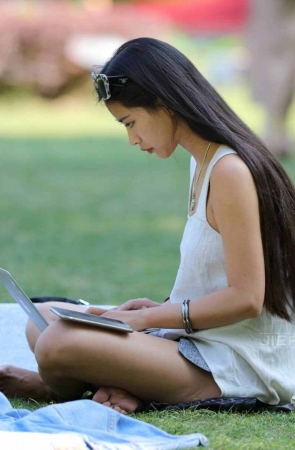 长腿女神不忘工作