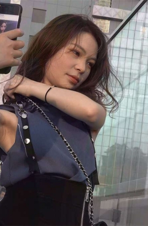 粉嫩的美足短裙MM 2