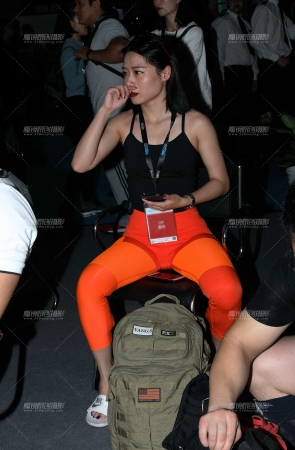 性感红色紧身裤美女