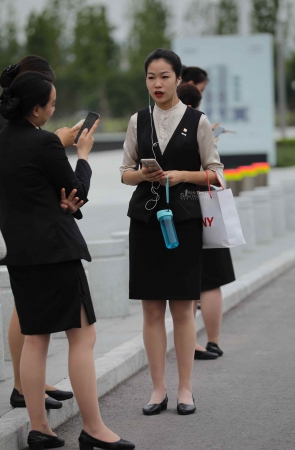 【街拍心灵】售楼处肉丝制服街拍美腿