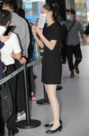 【街拍心灵】车展前台肉丝街拍美腿制服