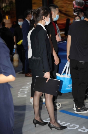 【街拍心灵】奔驰销 售顾问街拍黑丝高跟制服