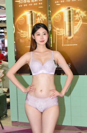 极品身材大学生小姐姐内衣走秀