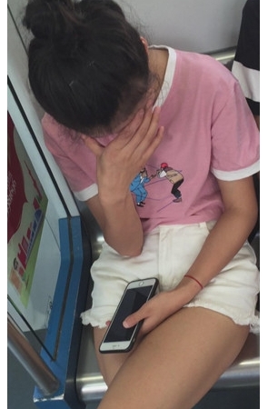 玩手机的裸腿小妹[179M/MP4]