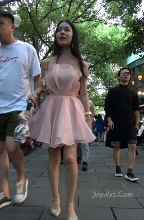 4K – 街拍粉色裙美腿女友 [1.01 GB/MP4]