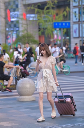 拉着行李箱的连衣裙小姐姐