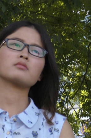 点缀着亮钻的高跟凉鞋