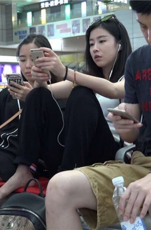 4K – 坐姿霸气的雪嫩玉足美眉 [1.86 GB/MP4]