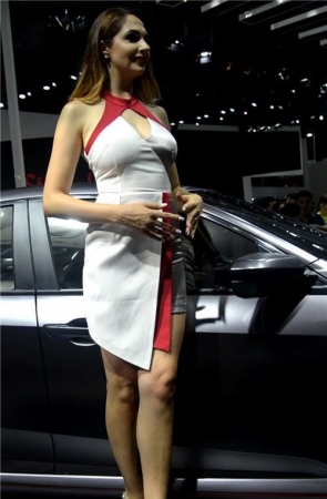 高跟美女车模 [209 MB/MOV]