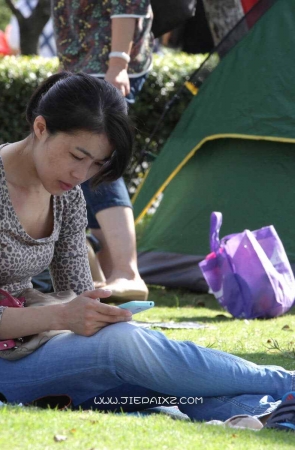 忧郁气质低胸豹纹T恤美妇