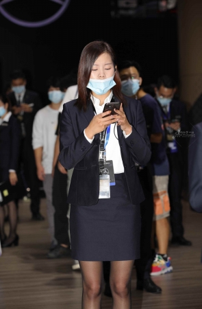 【街拍心灵】奔驰销 售顾问黑丝制服街拍美腿