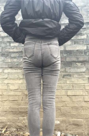 灰色紧身牛仔裤美女凹出各种姿势摆拍 [812 MB]