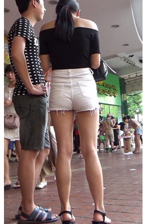 白色热裤小姐姐