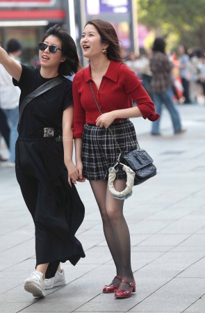 街拍黑丝少妇-18P