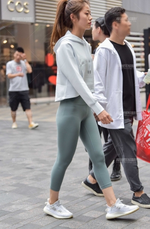 十指紧扣，他们一定很恩爱