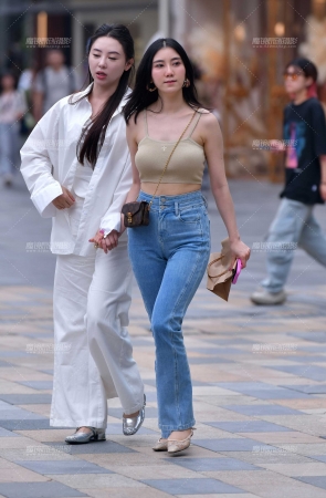 针织吊带牛仔美女