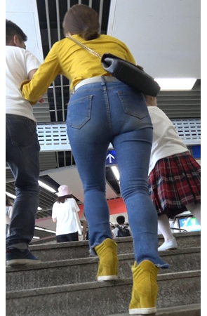 三组紧身牛仔裤美女