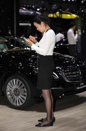 【街拍心灵】黑丝美腿街拍制服销 售顾问