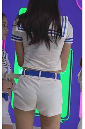 白色紧身热裤模特小姐姐