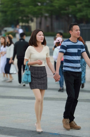 街拍米色高跟鞋知性美姐