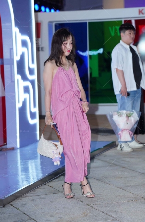 性感大露背裙美女