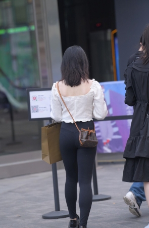 黑色紧身裤小妹