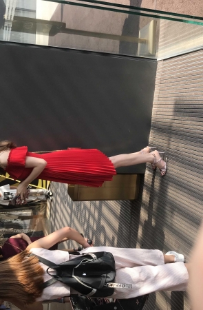 人群中那红裙惊艳了我