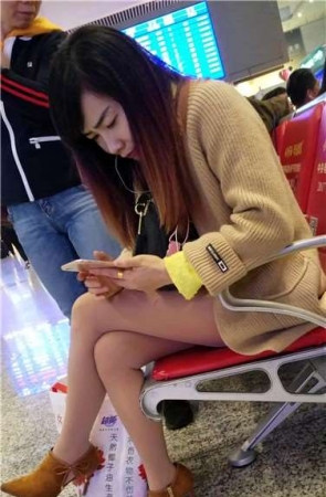 4k超清，高铁站候车室拍摄丝袜美腿高跟鞋美女