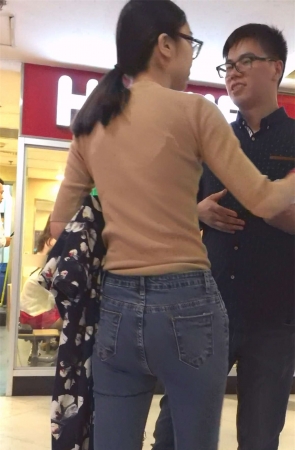 背红包的苗条浅紧牛