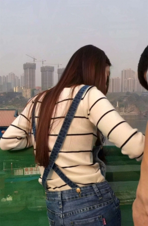 超紧吊带脸色牛仔裤美女