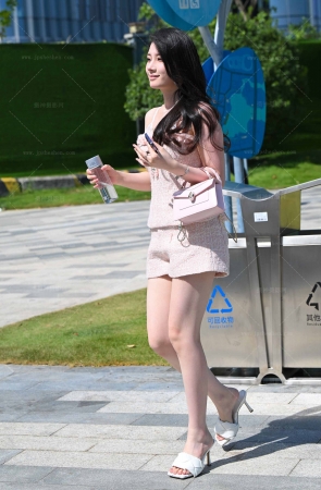 241024-10=137√粉嫩美腿美足小姐姐 13P