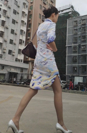 4K视频偶遇海航空姐回家灰丝大长腿高跟带劲啊