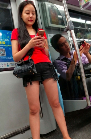 地铁上的超短裤靓妹
