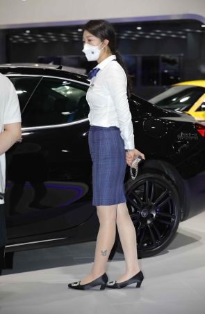 【街拍心灵】玛莎拉蒂汽车销shou经理肉 丝街拍高跟气质好