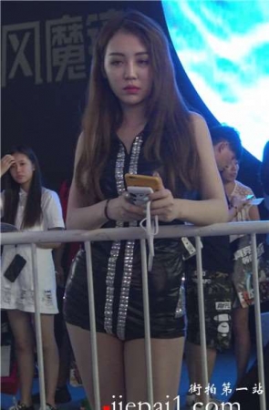 4k-皮衣皮裤女神休息区发呆，颜值美死了。