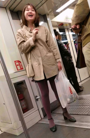 地铁上紫色丝袜