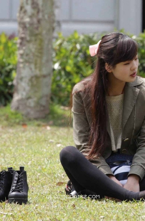 街拍草地上的黑丝女孩