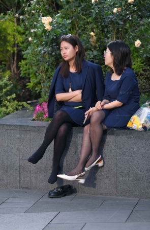 两位黑丝美女聊天晾脚