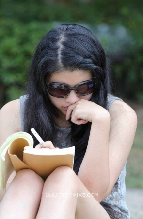 漂亮女生脱鞋静静阅读，一双细足极致骨感