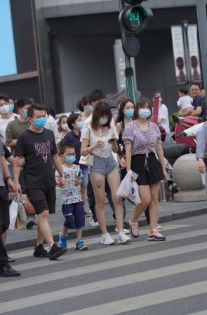 腿上有纹身的牛仔热裤小姐姐