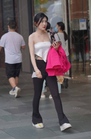 街拍抹胸衣黑色长裤小姐姐