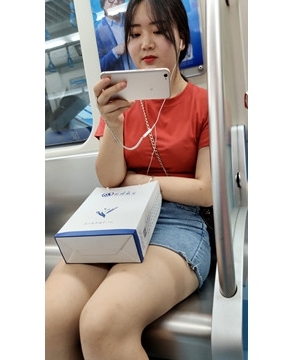 甜美的包臀紧身牛仔裙少女 [868 MB/mp4]