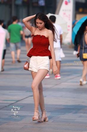 热裤，美腿，罗马凉鞋