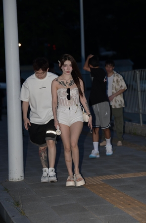 24713-6=77√白皙美腿，超短热裤女生